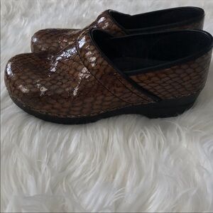 Sanitas reptile embossed leather comfort professional clogs 41 EU
